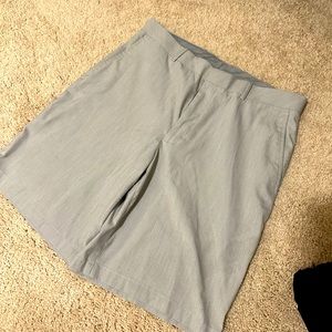Mens Walter Hagan Golf Shorts. Gray pin striped size 34.